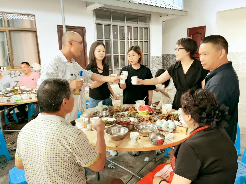 端午佳節(jié)即將來臨之際 四川博水環(huán)保 主管團隊 攜節(jié)日禮品 ，向駐扎眉山工業(yè)園區(qū)污水處理廠項目駐地員工，送上深切的慰問和關懷
